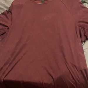 Lululemon Large Shirt... Great condtion maroon ish color
